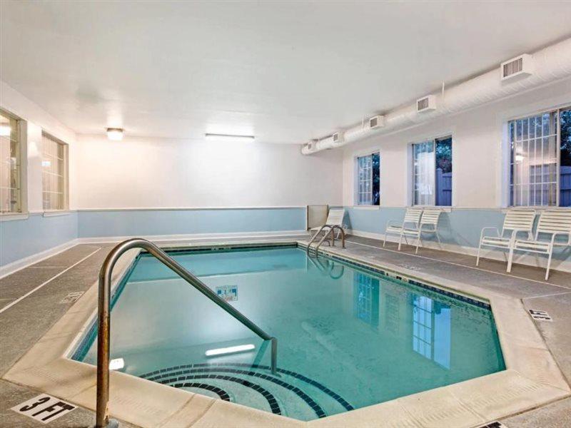 Super 8 By Wyndham Salisbury Hotel Buitenkant foto