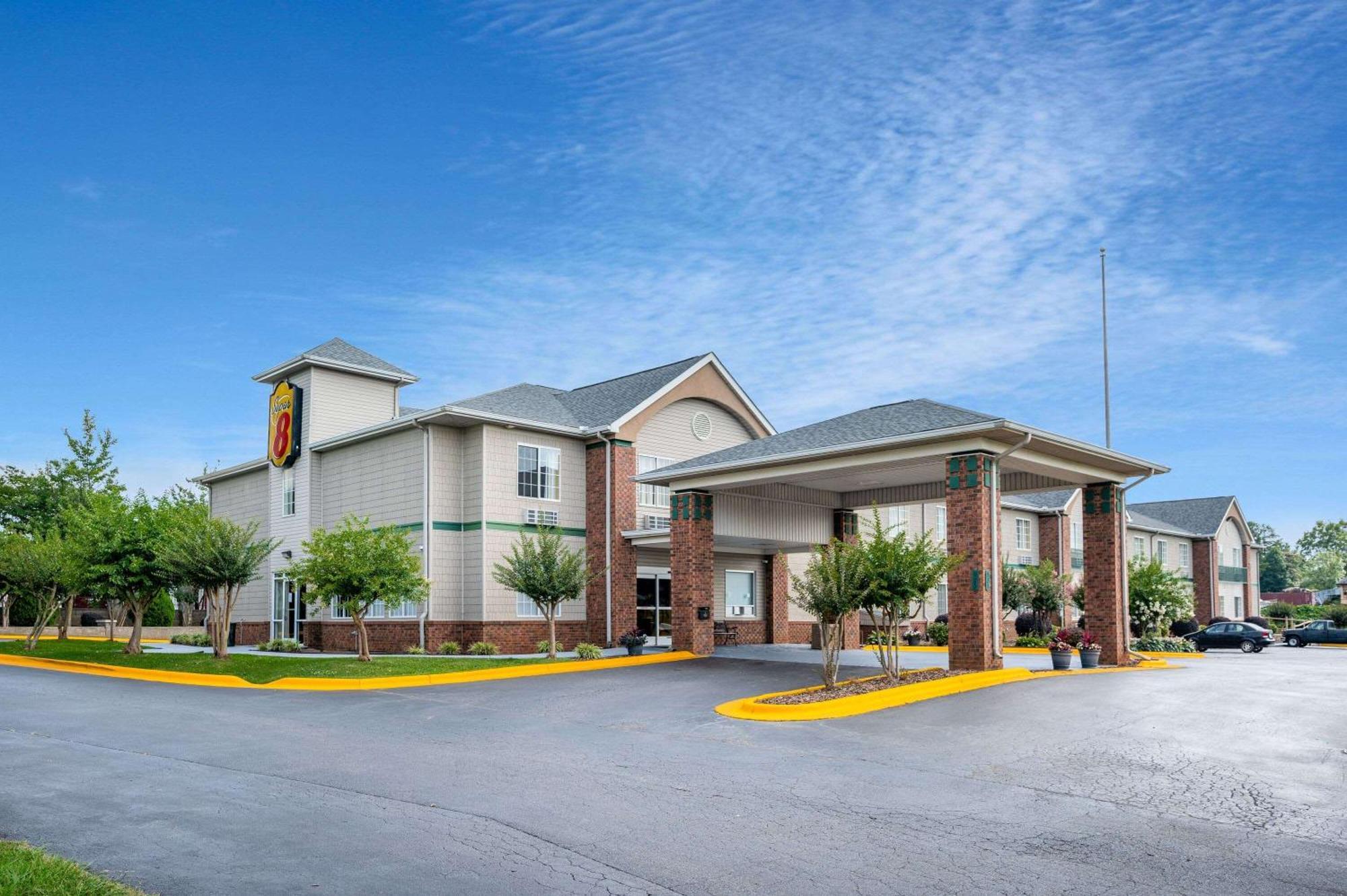 Super 8 By Wyndham Salisbury Hotel Buitenkant foto