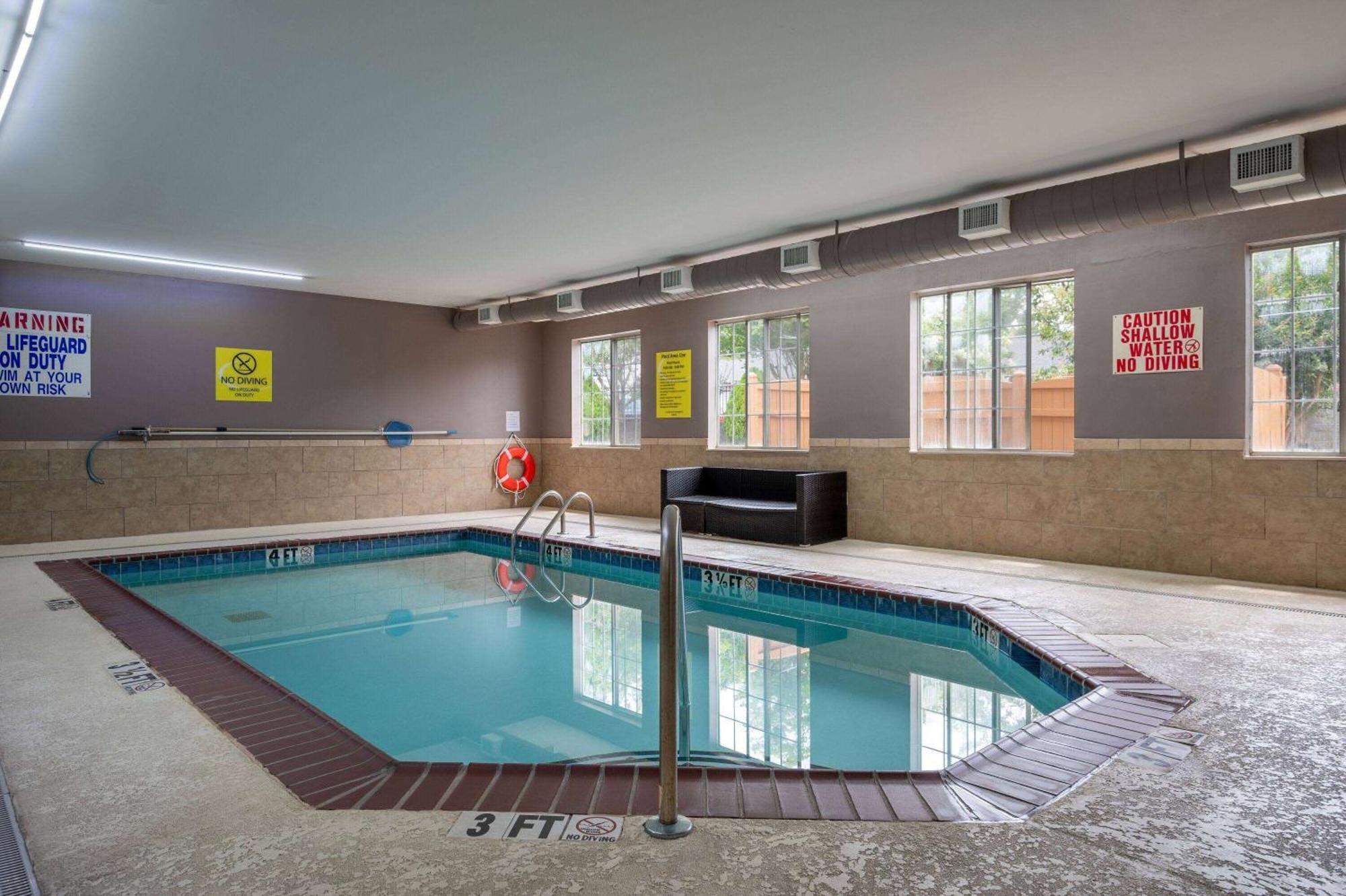 Super 8 By Wyndham Salisbury Hotel Buitenkant foto