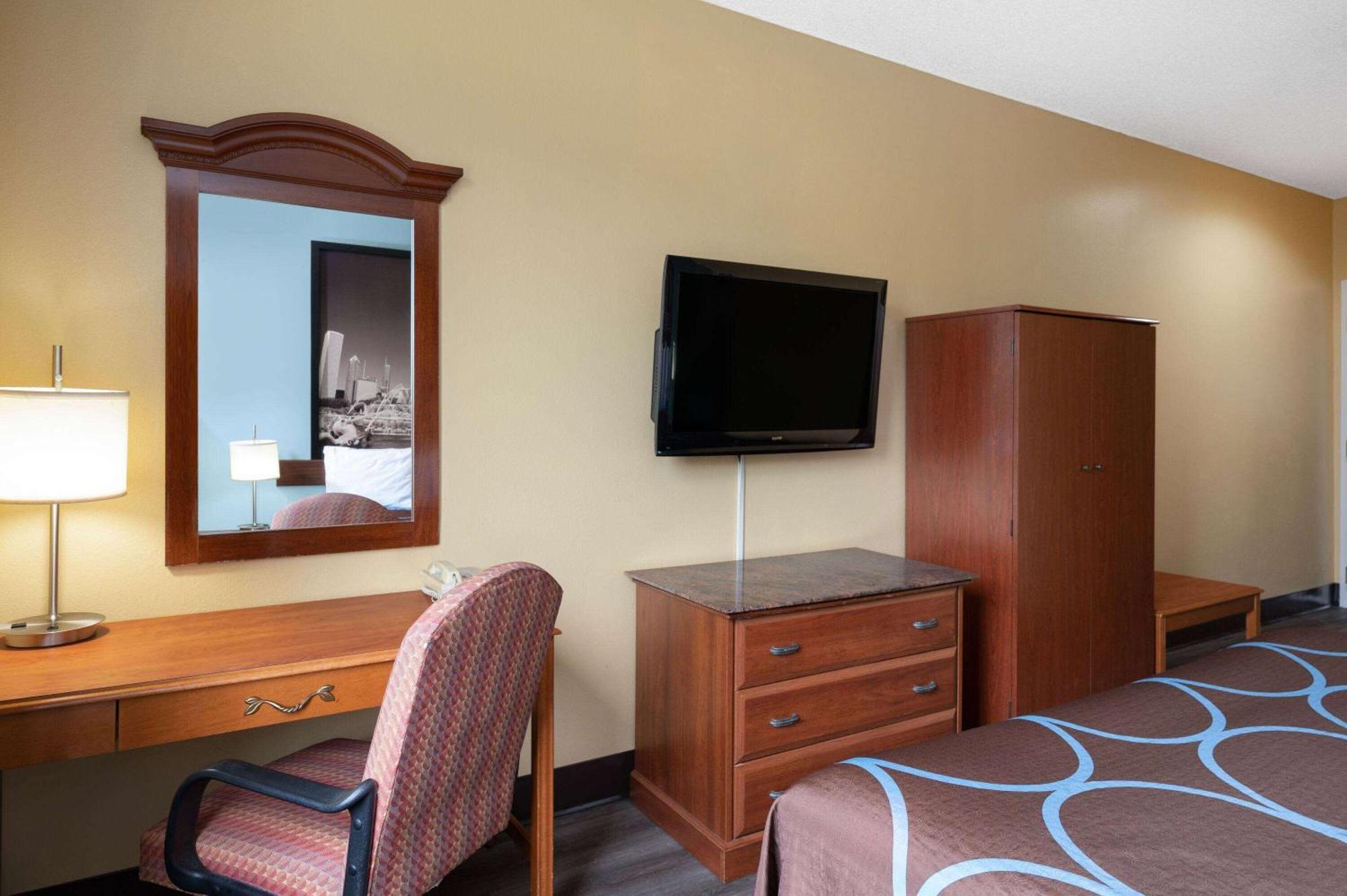 Super 8 By Wyndham Salisbury Hotel Buitenkant foto