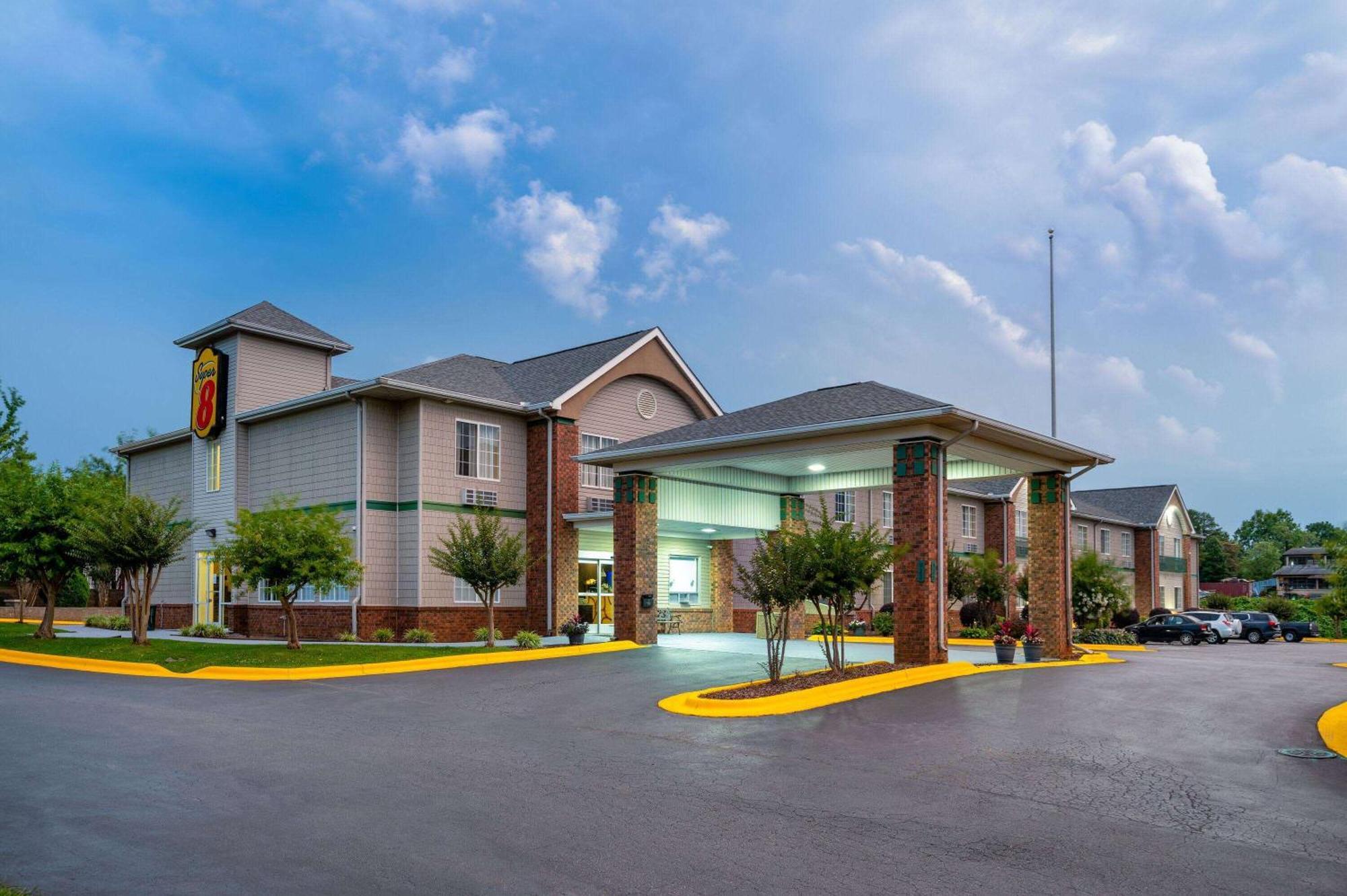 Super 8 By Wyndham Salisbury Hotel Buitenkant foto