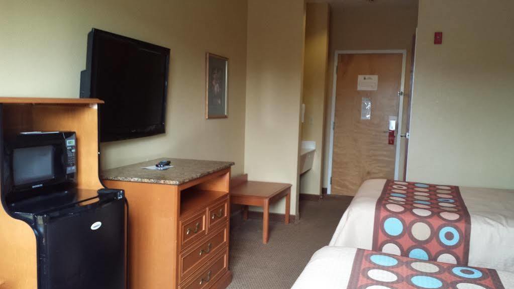 Super 8 By Wyndham Salisbury Hotel Buitenkant foto